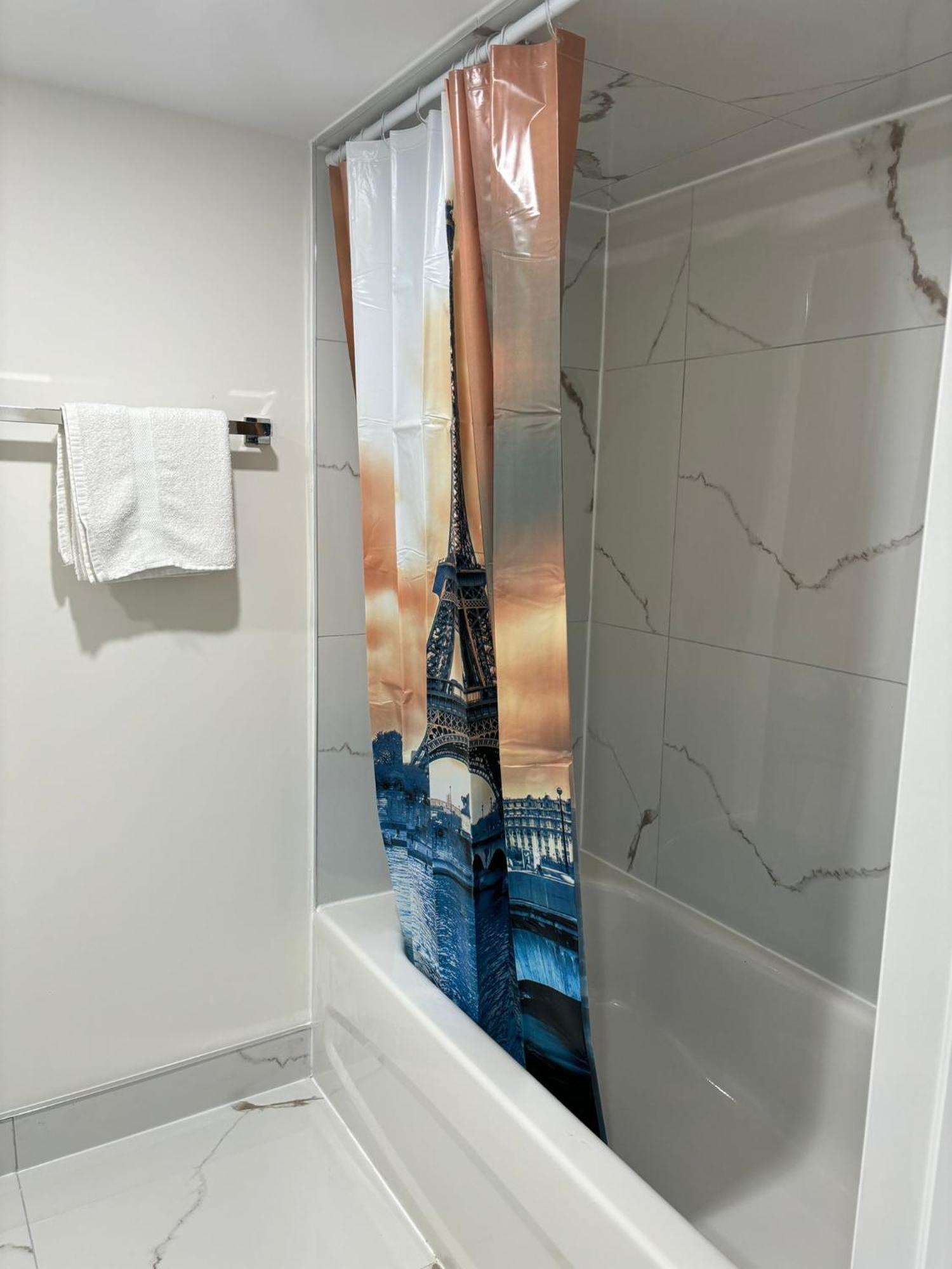 Bright Queen Room Close To Sheridan College And Airport Brampton Zewnętrze zdjęcie