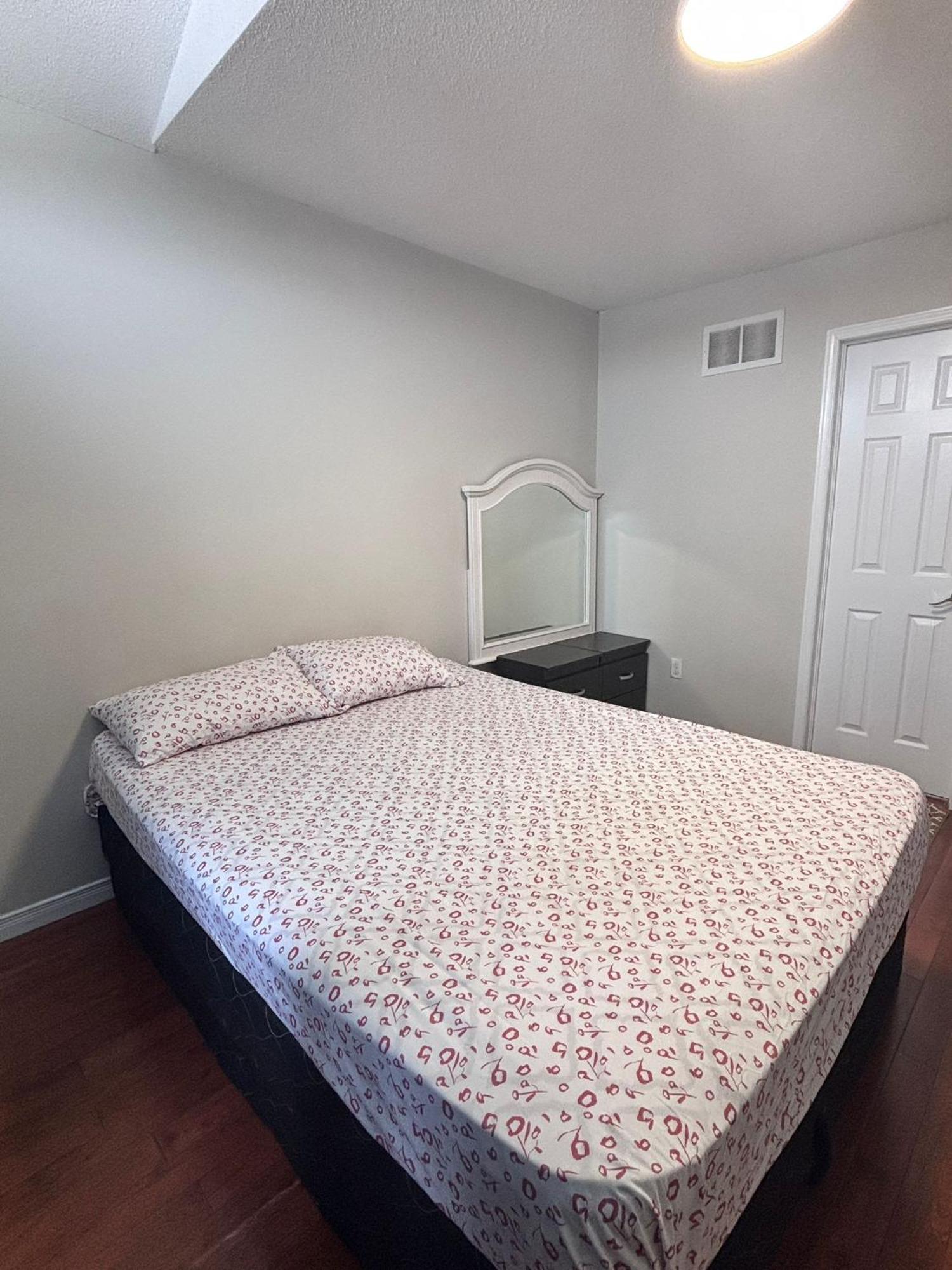 Bright Queen Room Close To Sheridan College And Airport Brampton Zewnętrze zdjęcie